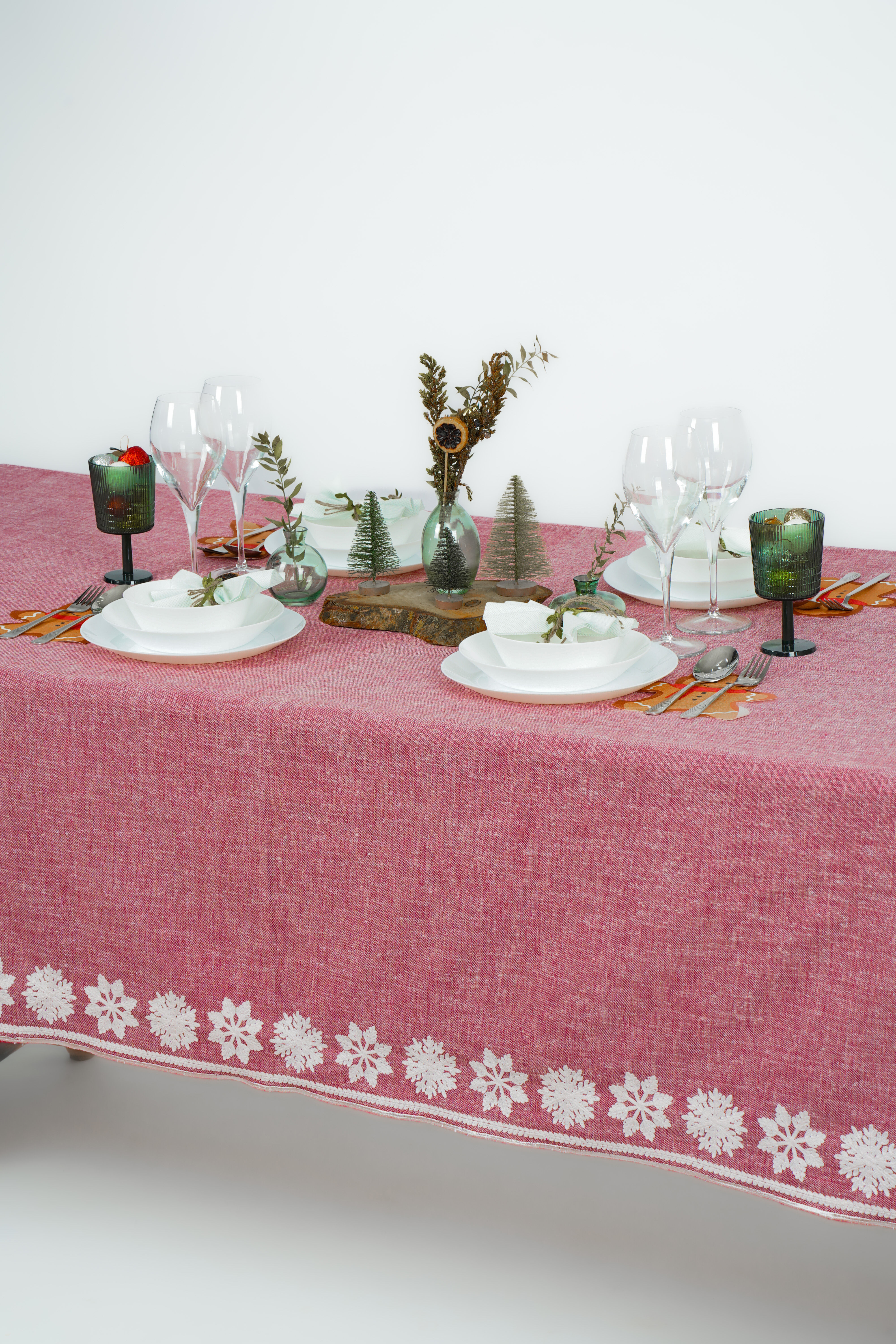 Pera Kar Tanesi Nakışlı Masa Örtüsü