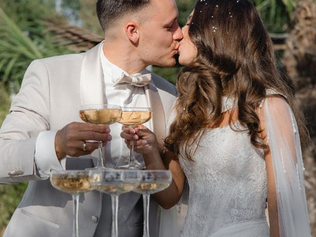 Brautpaar beim Anstoßen bei einer Traumhochzeit im Beachers Island