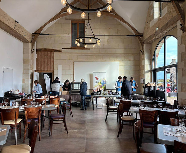 Prestation de Vins et Conversations : accompagnement et sélection de vins pour une réception de groupe.