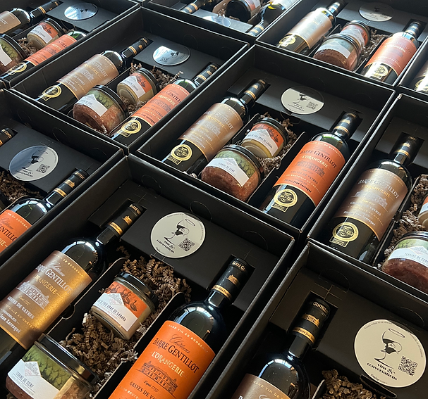 Coffrets cadeaux personnalisables pour entreprises comprenant une sélection de vins et produits du terroir.