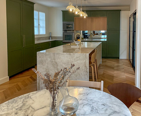 CUISINE COTTAGE VERTE PLAN DE TRAVAIL PIERRE NATUREL