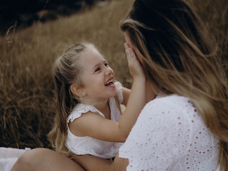 Familie mit Kindern bei einem natürlichen Outdoor-Fotoshooting in Oberösterreich