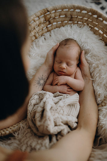 Neugeborenes Baby in einem natürlichen Moment