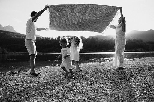 Entspanntes Familienshooting auf einer Picknickdecke in den österreichischen Bergen.jpg