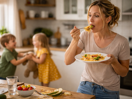 Warum wir Mamas oft nur „Reste“ essen – und was das mit unserem Gewicht macht