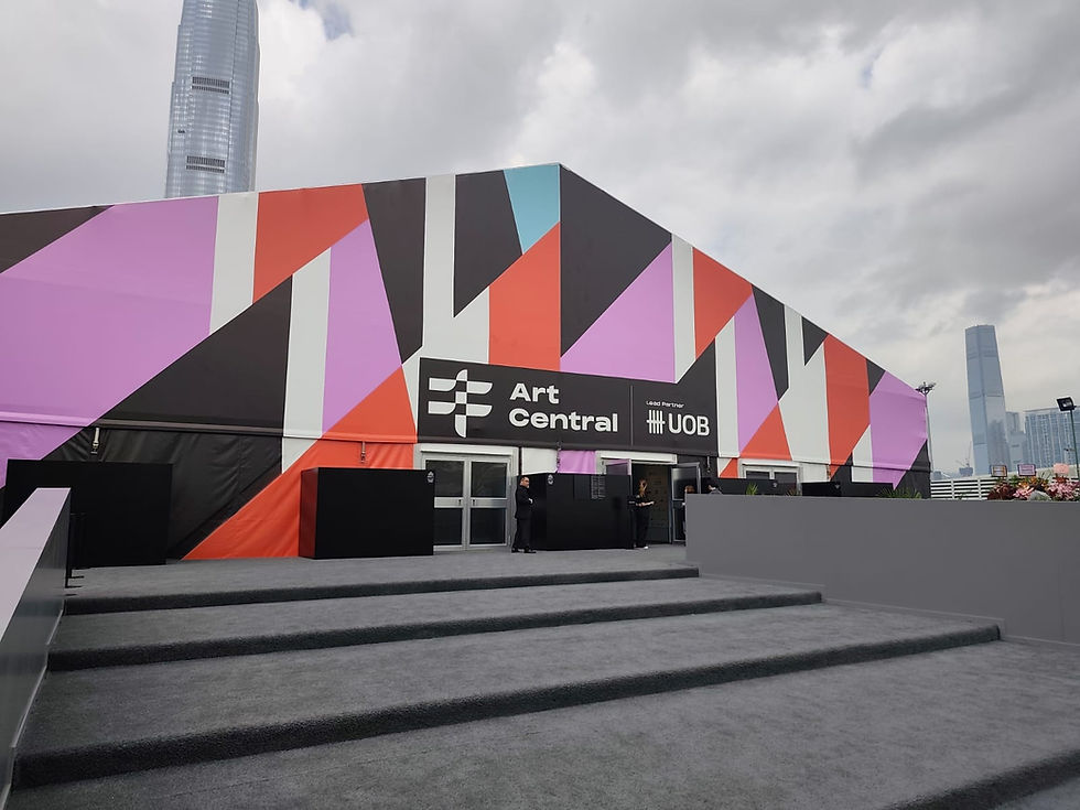 「藝術中環展會」於2026年3月25至29日於香港中環海濱舉行,來自香港、亞洲及世界各地,匯聚逾 100 間畫廊、約 500 位藝術家共聚一堂。Art Central will be held from 25 to 29 March 2026 at the Hong Kong Central Harbourfront, bringing together over 100 galleries and approximately 500 artists from Hong Kong, Asia, and across the globe.