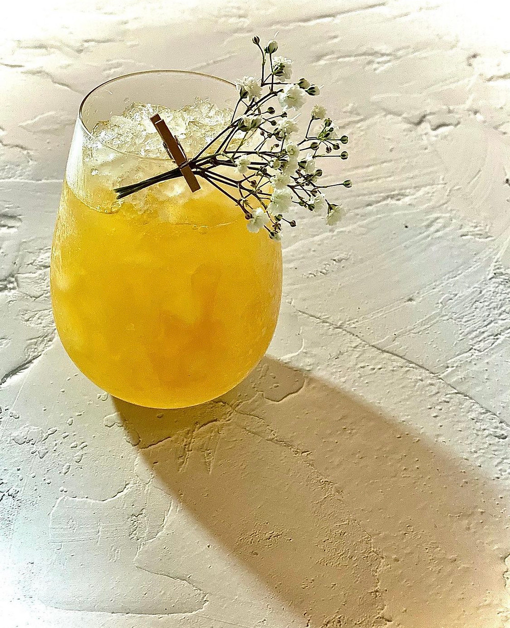 Gin cocktail met kruidenbitter en sinaasappel