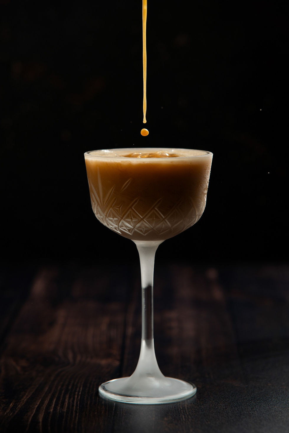 <img src="espresso-martini.jpg" alt="Espresso Martini cocktail in een martini glas met koffieboontjes als garnering" />