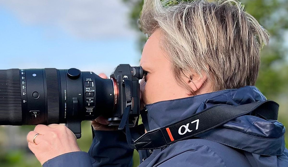 Vrouw fotografeert buiten met telelens