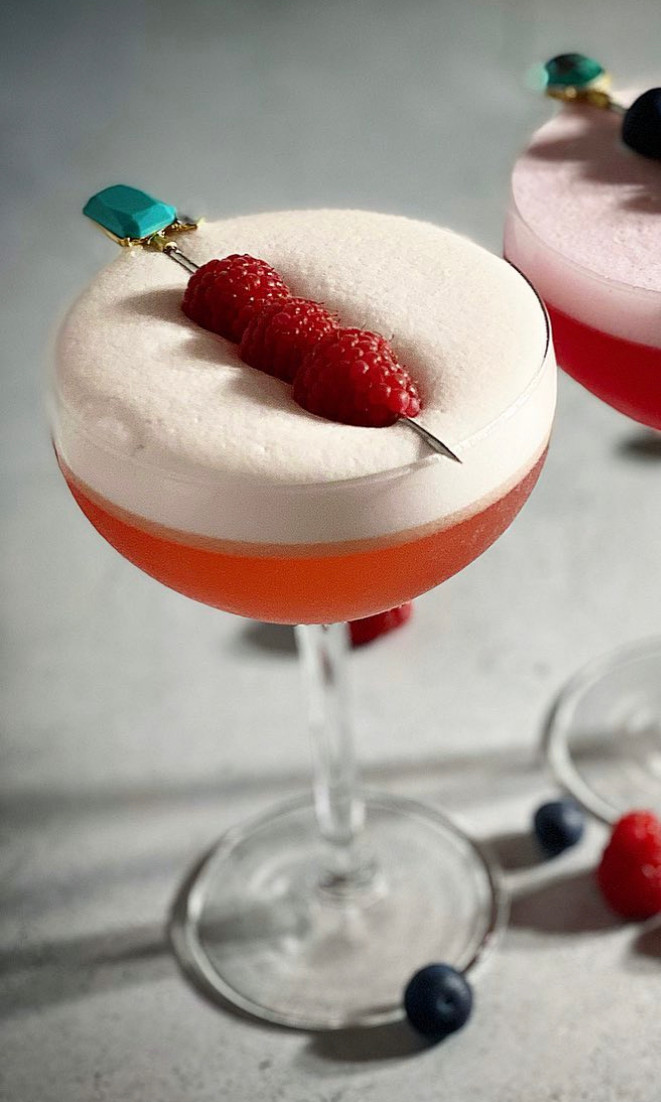 Clover club cocktail met gin, framboos en eiwit. Eiwit vervangen cocktail