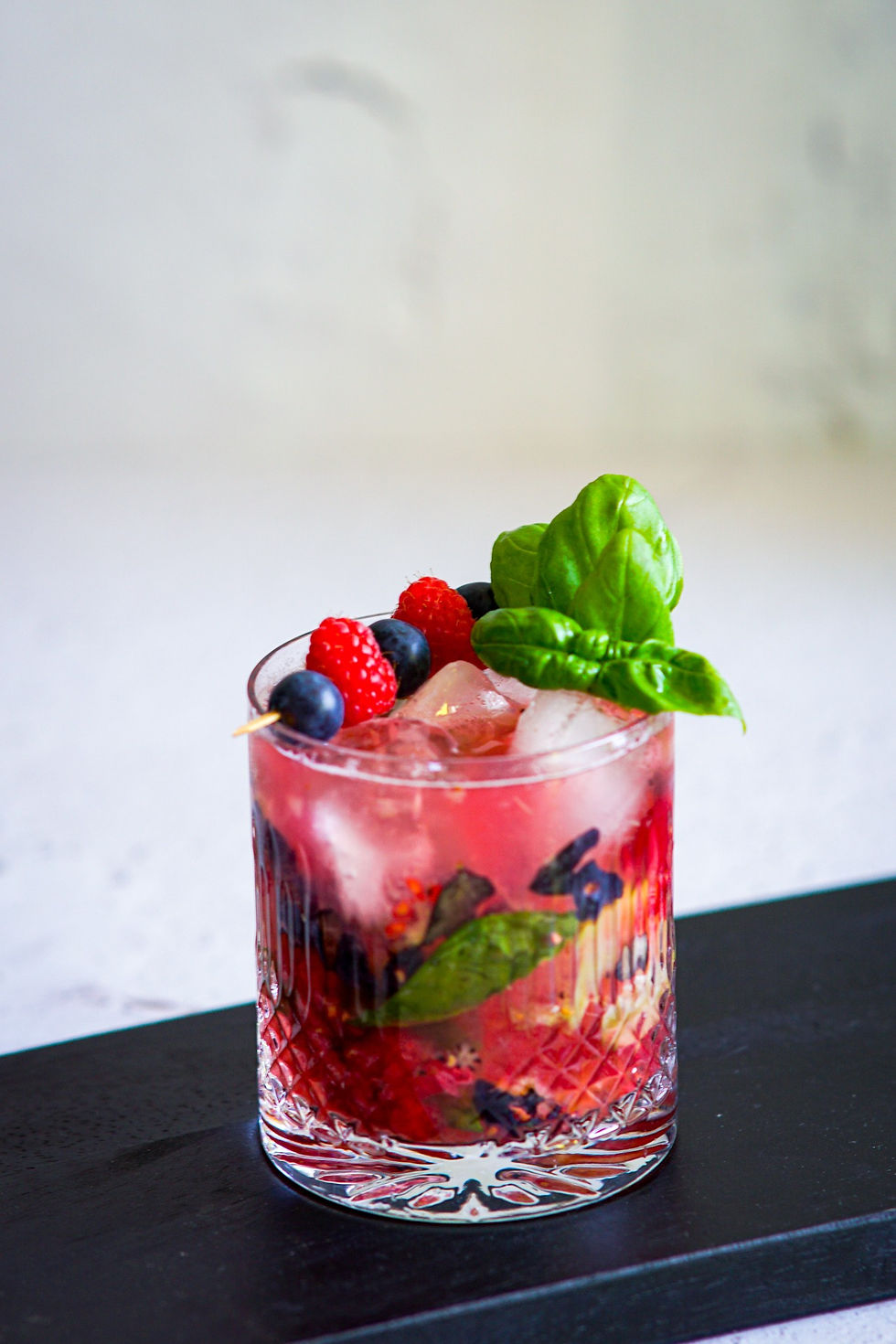 Makkelijke cocktails Zomerse mocktail met vers fruit, basilicum en citroenlimonade