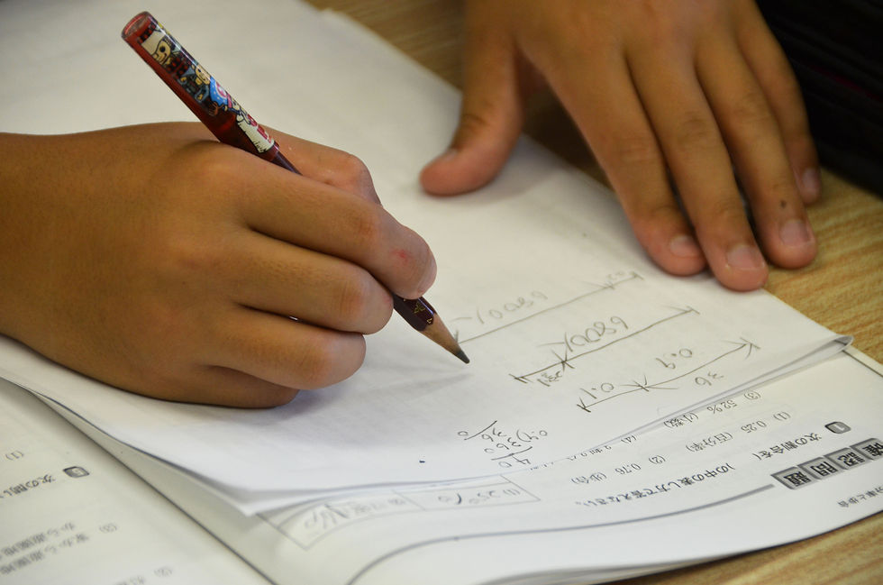 佐賀市の学習塾紅人会で勉強をする生徒の手元