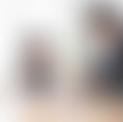 佐賀市の紅人会代表が生徒に勉強を教えている