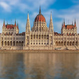 Bâtiment du Parlement de Budapest au bord du fleuve Danube.
