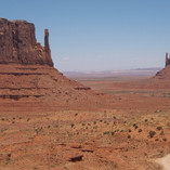 Paysage désertique de Monument Valley avec grandes formations rocheuses rouges dans l’Ouest américain, à la frontière de l’Utah et de l’Arizona.