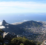 Montagne de la Table dominant la ville du Cap en Afrique du Sud.