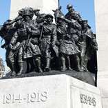 Statue de soldats au mémorial canadien de Vimy.