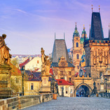 Pont Charles à Prague avec statues et architecture historique.