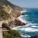 Pacific Coast Highway en Californie longeant les falaises au-dessus de l’océan Pacifique avec route sinueuse et vagues.