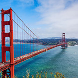 Golden Gate Bridge rouge traversant la baie de San Francisco.