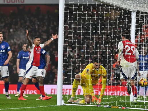 Arsenal supera retranca do Ipswich, vence e assume a vice-liderança da Premier League.