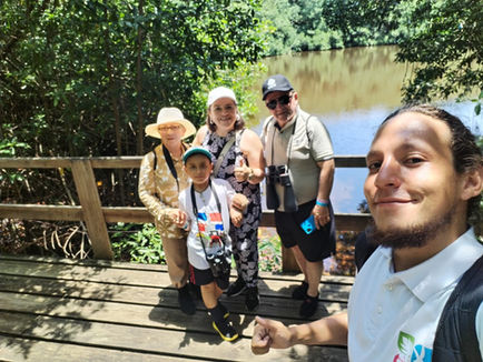 Toda la familia en la naturaleza