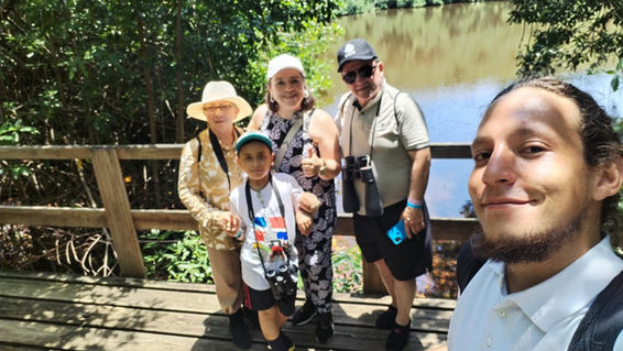 Toda la familia en la naturaleza