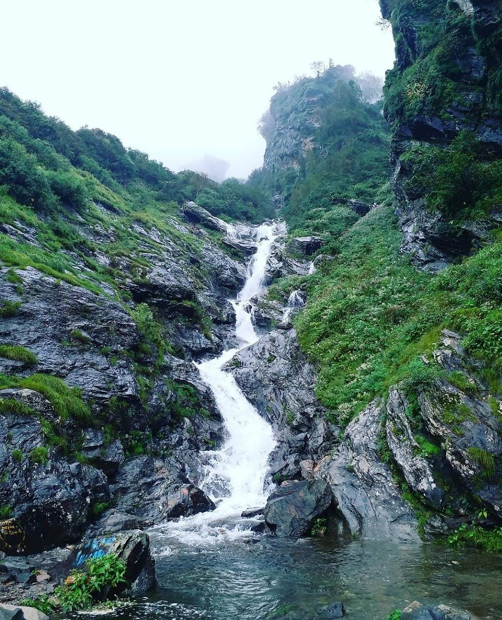Rahala Falls in Manali is a good spot for a family outing