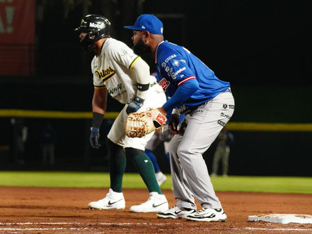 NOCHE DE CARRERAS SE INCLINA A FAVOR DE OLMECAS