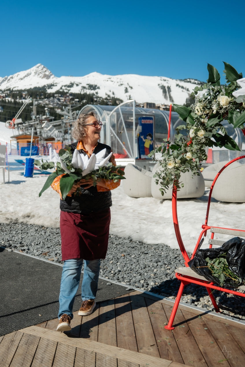 Créatrice florale installant une décoration de mariage en montagne