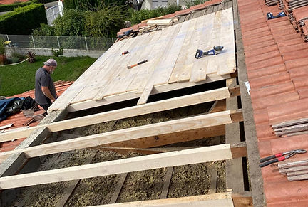 Structure d'une charpente bois sur un chantier de toiture