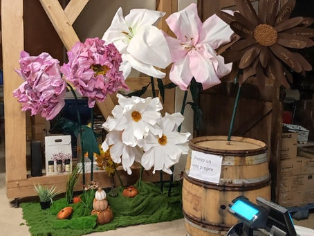 Décoration florale événementielle avec fleurs géantes et mise en scène sur mesure