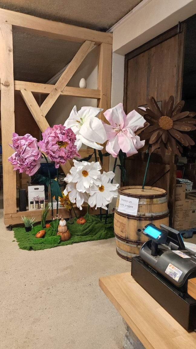 Exemple de scénographie florale avec fleurs géantes pour un salon des vins