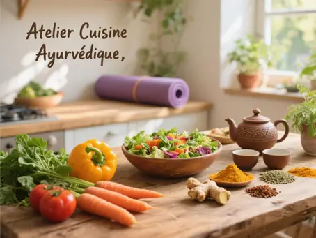 Table en bois rustique dans une cuisine ensoleillée, garnie de légumes frais colorés (carottes, poivrons, tomates, légumes verts), d'épices vibrantes (curcuma, gingembre, coriandre, cumin), d'un bol de salade fraîche et d'une théière. Un tapis de yoga est visible en arrière-plan flou. Un panneau manuscrit indique "Atelier Cuisine Ayurvédique". L'ambiance est saine, joyeuse et accueillante.