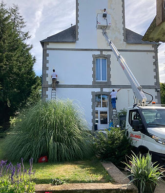 Travaux de ravalement et peinture extérieure sur une façade par Nicky VBN
