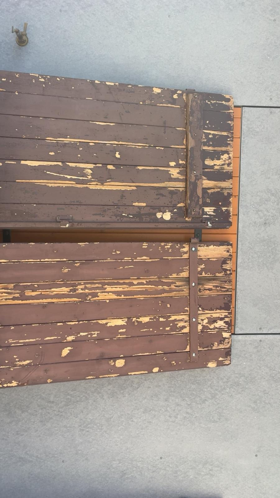 Volets en bois avant leur rénovation