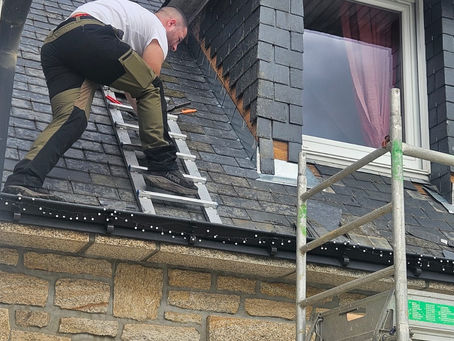 Remplacement d’ardoises pendant intervention à Saint-Avé – chantier