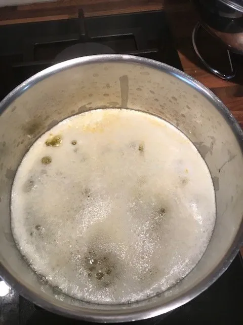 Beurre doux non fondu dans une casserole à fond épais, prêt à être clarifié pour faire du ghee.