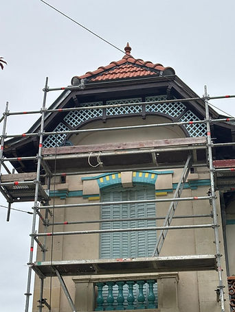 Couvreur intervenant sur une toiture à Salon-de-Provence