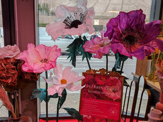 Décoration de vitrine avec fleurs géantes artisanales pour boutique