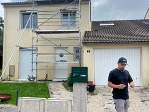 Couvreur de l'entreprise MK Rénovation sur un chantier de recherche de fuite sur toiture autour de Nantes