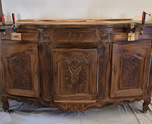 Restauration d’un buffet ancien sous serre-joints.png