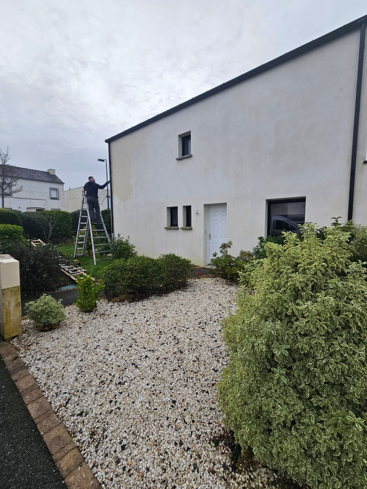 Rudi Couverture en processus d'installation d'une nouvelle toiture, montrant compétence et matériaux de qualité