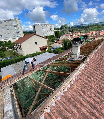 Charpente visible pendant une rénovation complète de toiture à Saint-Étienne