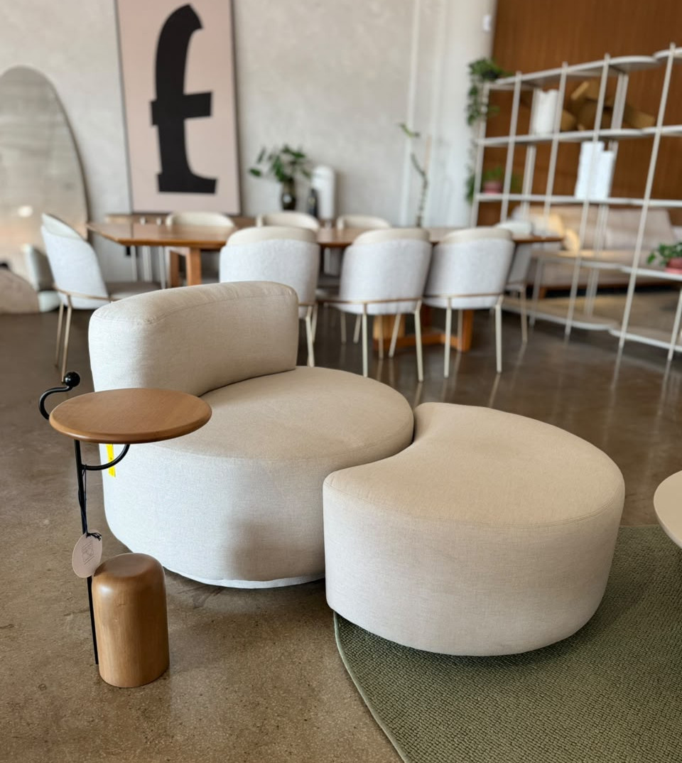 Sofás e poltronas com formas orgânicas