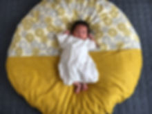 子供が生まれてからずっとせんべい座布団にお世話になっています。座布団の真ん中でちょこんと寝ていただけだったのに、今でははみ出すほど大きくなりました。
程よくふかふかで、程よく薄いのが絶妙。ついつい私たちもゴロンとしてしまいます。
子供もお気に入りでお昼寝の時、必ず「ねんね〜」と言って座布団を引っ張りだしてきます。まだまだお世話になりそうです。