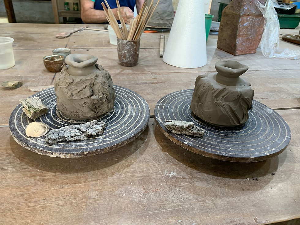dois vasos de argila em cima de tornos manuais, modelados à mão na técnica kurinuki