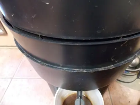What temperatures can worms in a worm farm tolerate and when do you add the next tray?