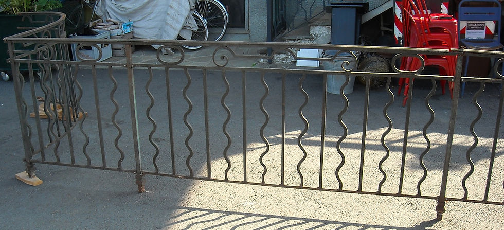 Miniatura: Balaustra di una scala con ballatoio.