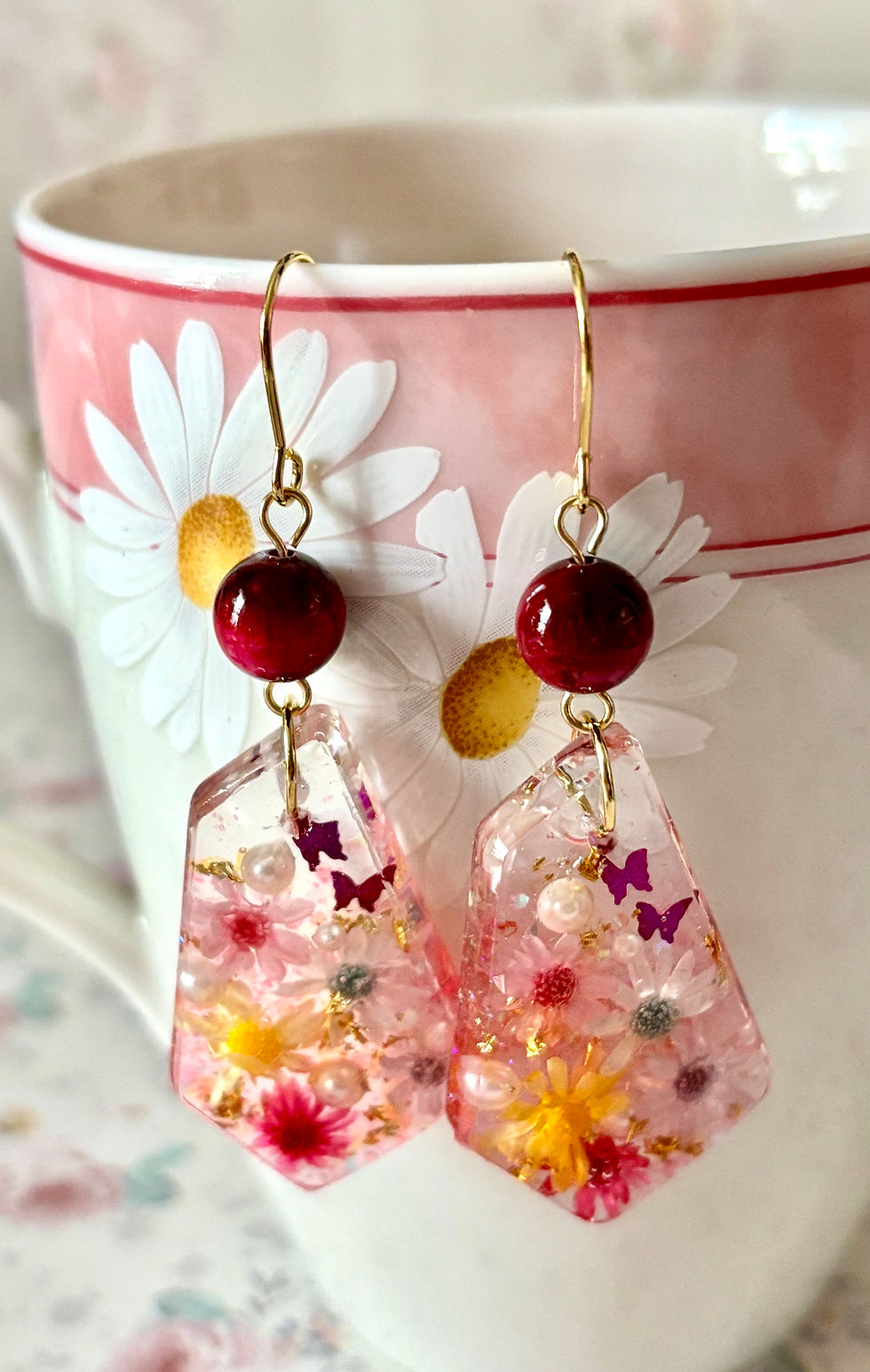 サムネイル： 花の変五角形ピアス　ピンク系　l　レジンアクセサリー　l　お花のアクセサリー